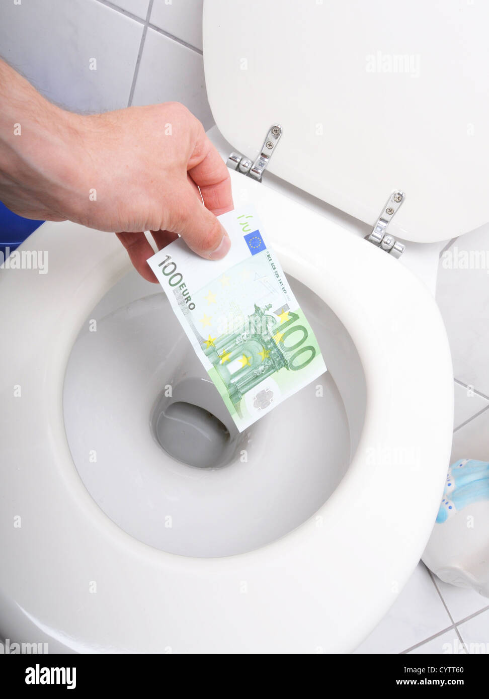 Geld und Toilette zeigen Finanzkrise Konzept Stockfoto