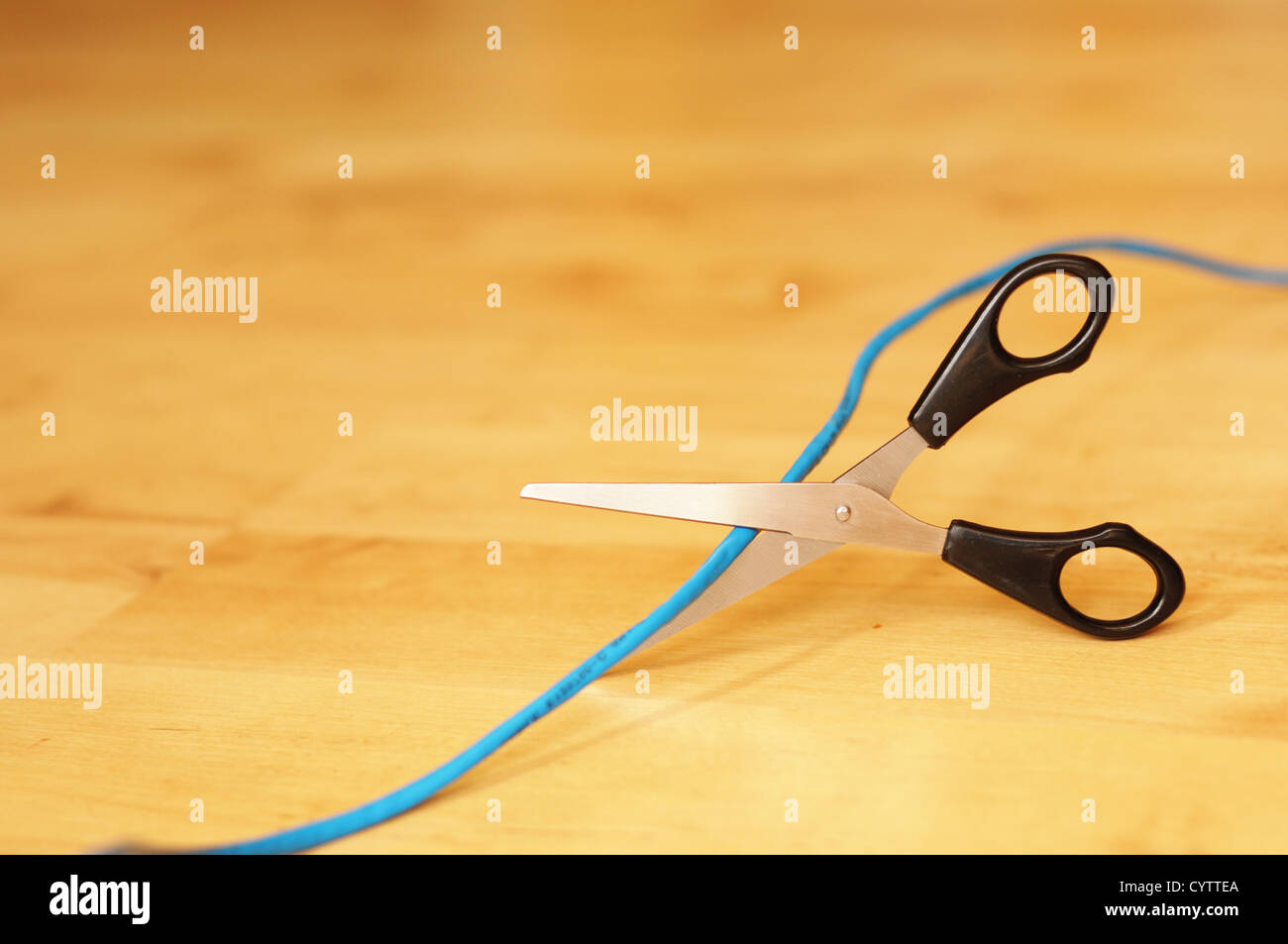 Wireless-Netzwerk oder Wlan-Konzept mit Laptopn Schere und Kabel Stockfoto