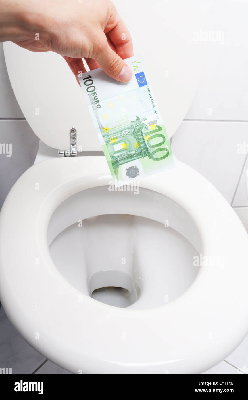 Geld und Toilette zeigen Finanzkrise Konzept Stockfoto