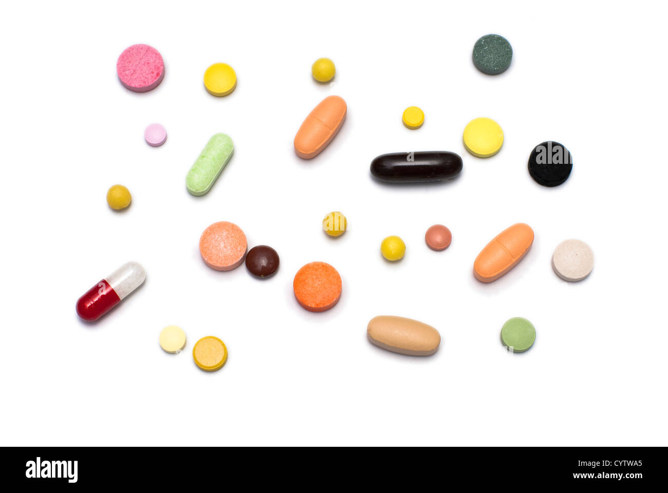 verschiedene Pillen liegen auf einem weißen Hintergrund Stockfoto