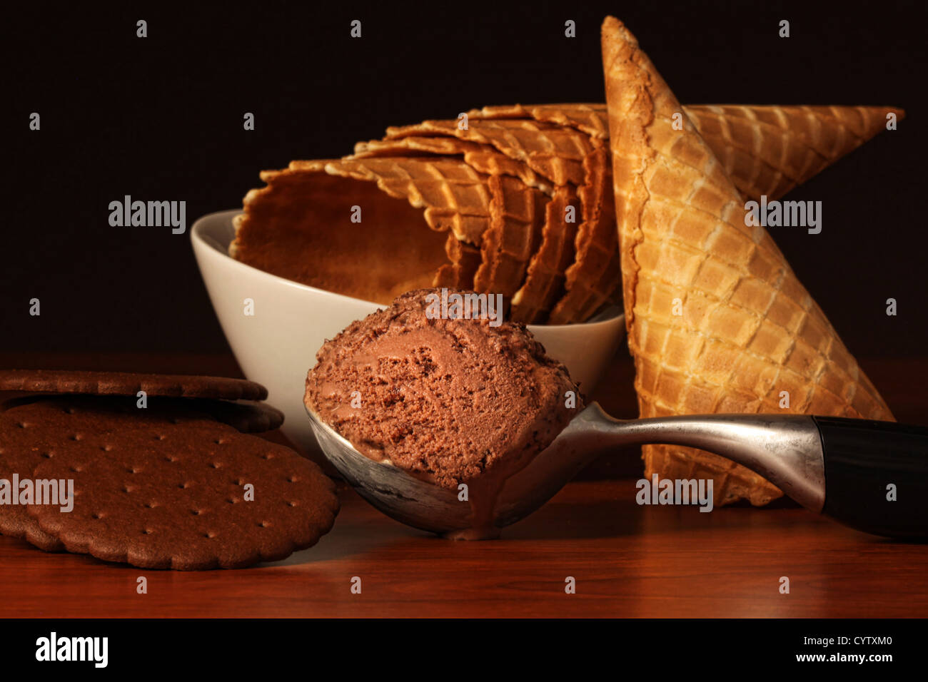 Reiche Schokolade Eis mit Zuckertüten Stockfoto