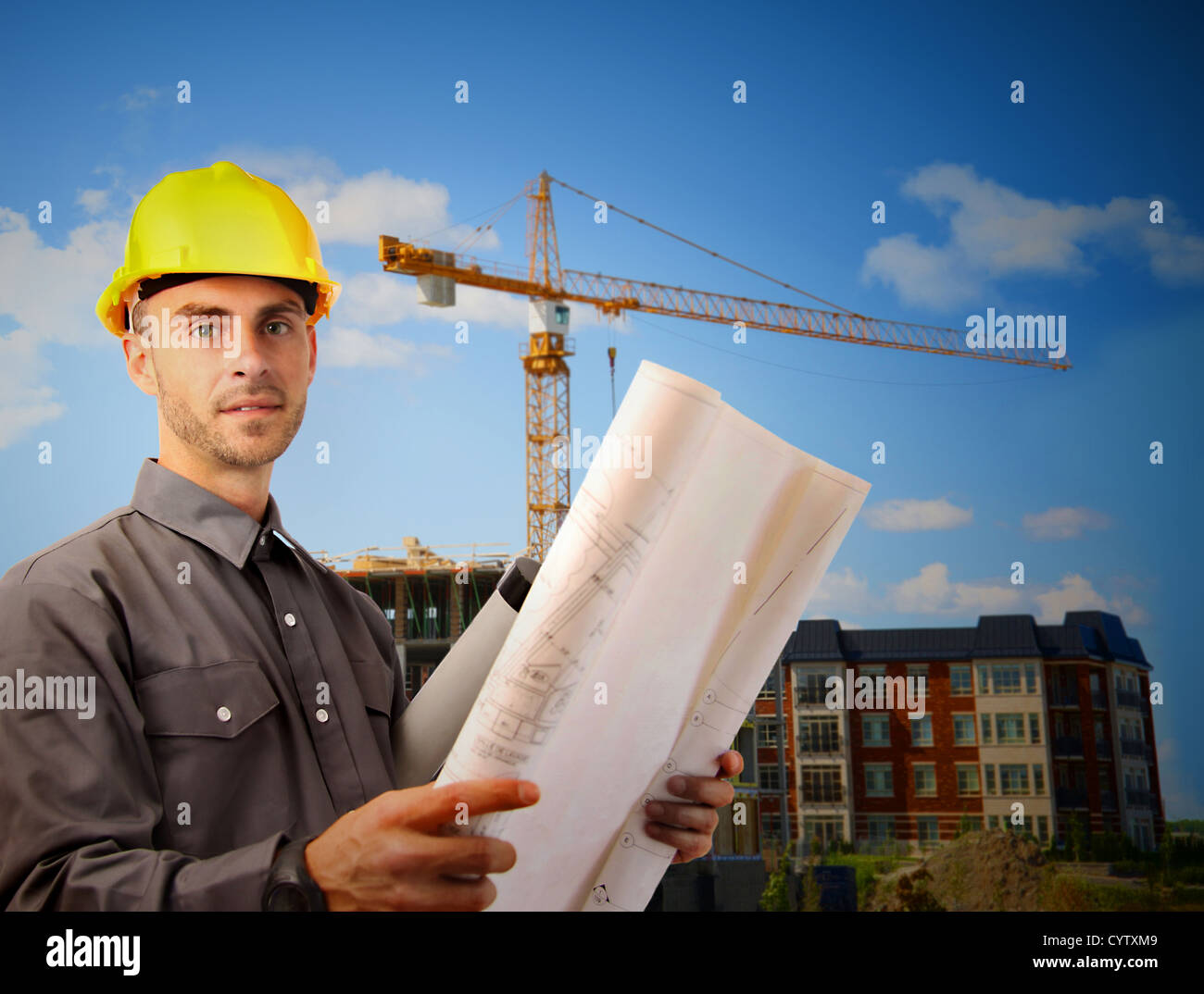 Junge Architekten trägt einen Schutzhelm vor einer Baustelle Stockfoto