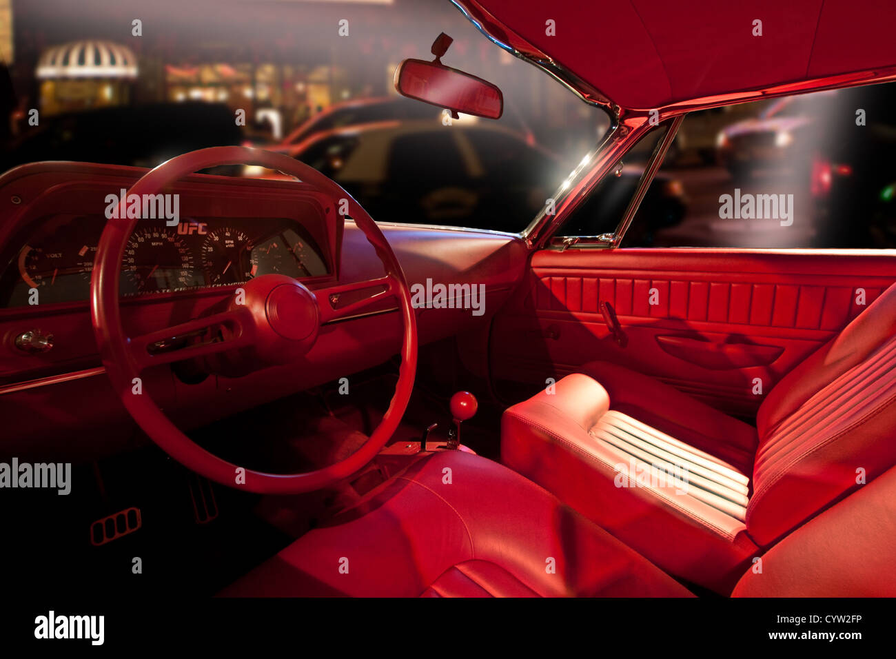 Luxus rotes Auto innen in die Stadt Hollywood bei Nacht Stockfoto