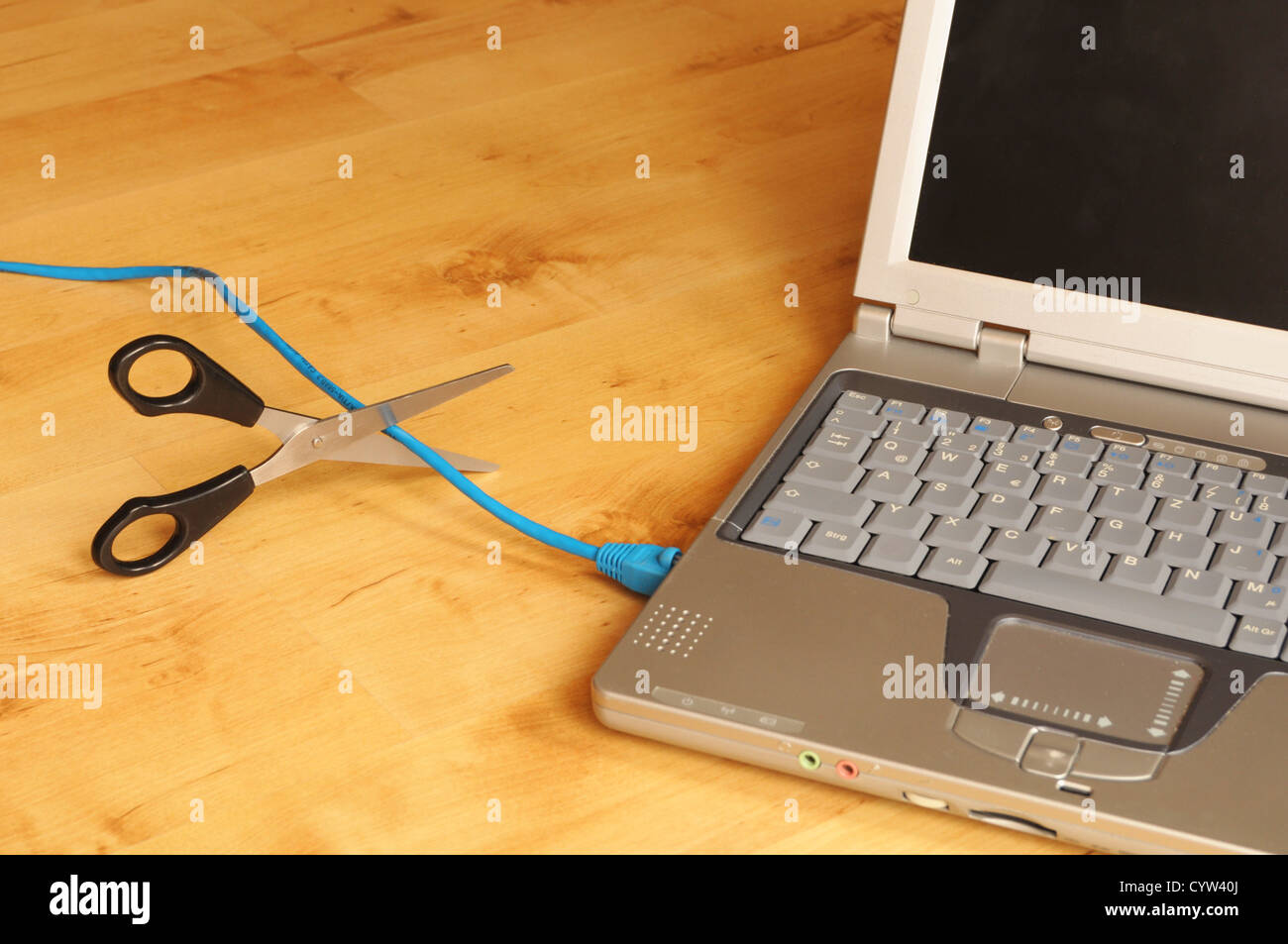 Wireless-Netzwerk oder Wlan-Konzept mit Laptopn Schere und Kabel Stockfoto