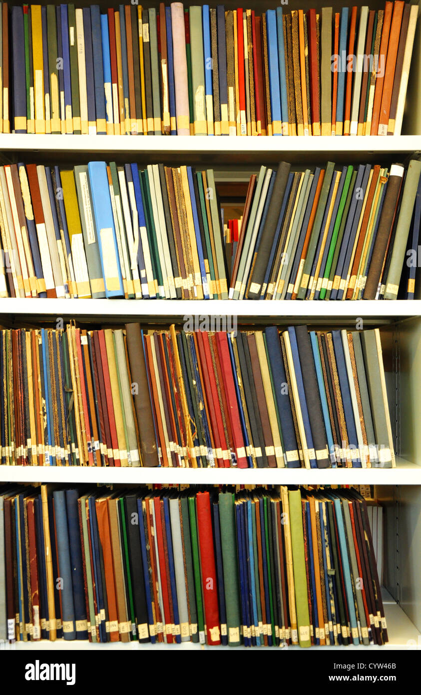 Bücherregal oder Buch-Regal in einer Universitätsbibliothek Stockfoto