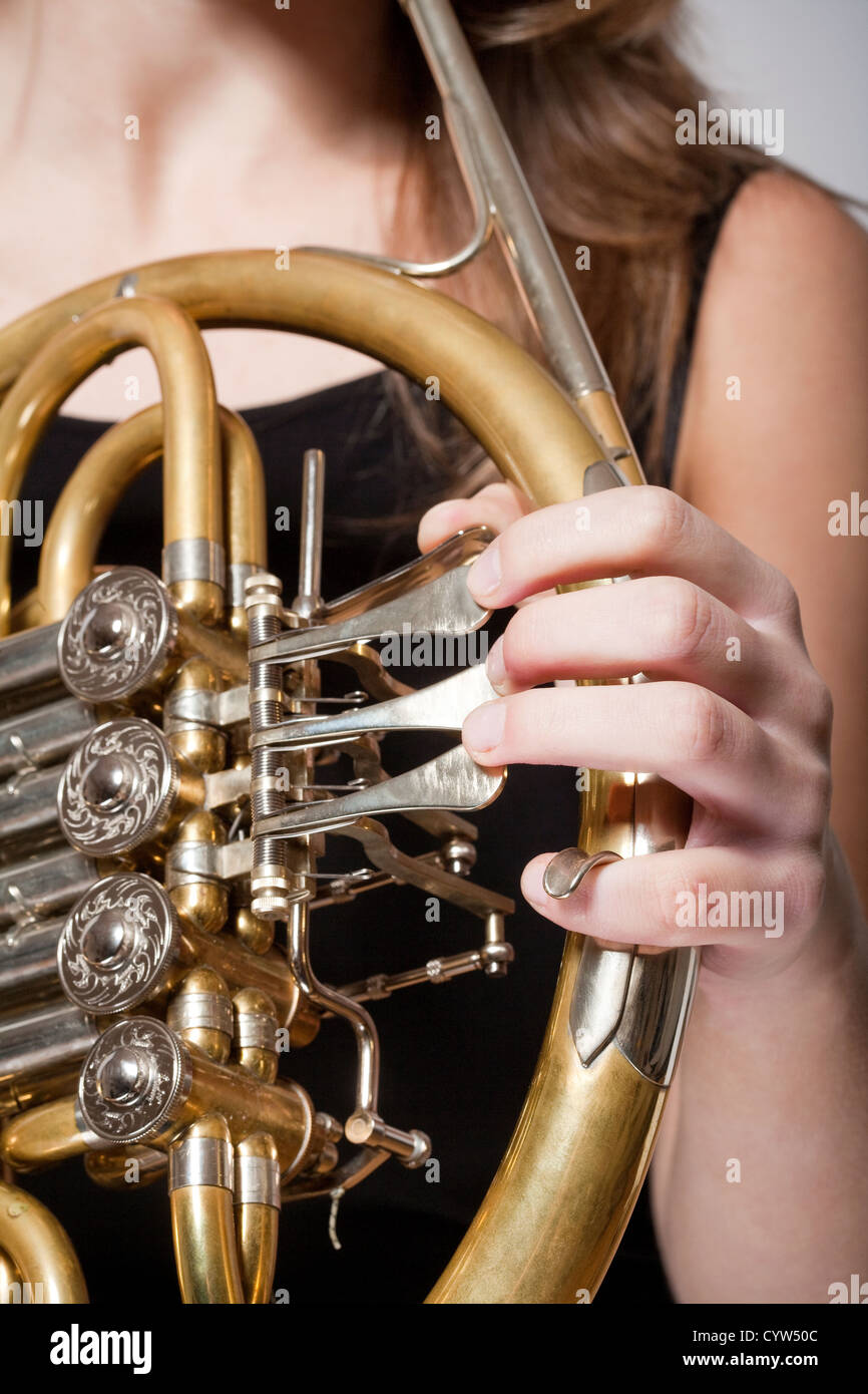 Detail von einem weiblichen Bajón Finger spielen Konzert Waldhorn Stockfoto