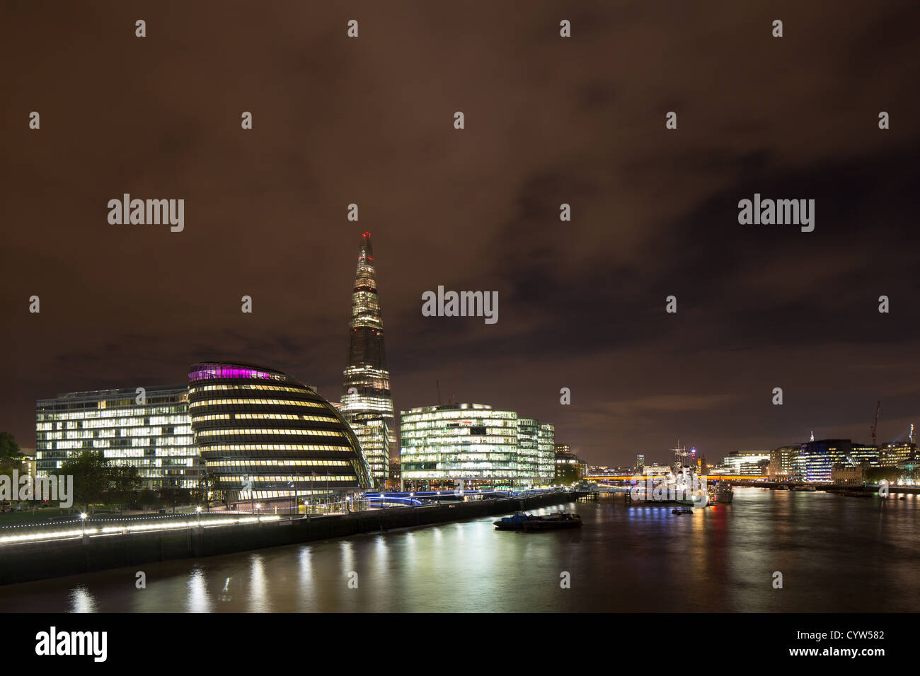 London Assembly und The Shard bei Nacht, Blick vom Tower Bridge Stockfoto