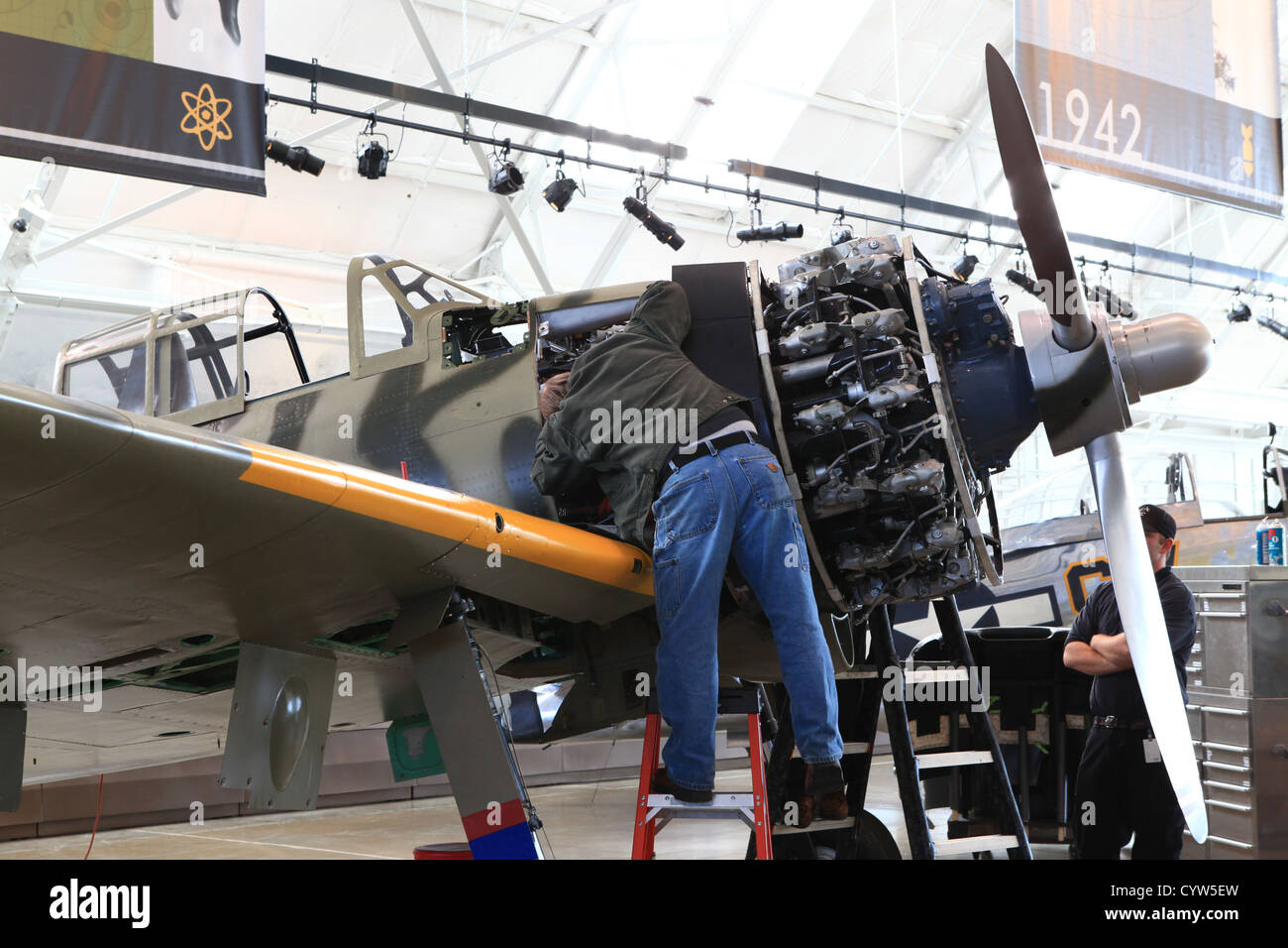 Geplante Wartungsarbeiten auf einem Mitsubishi A6M3-22 Reisen in die Flying Heritage Collection im Boeing Werk Mechanik Stockfoto