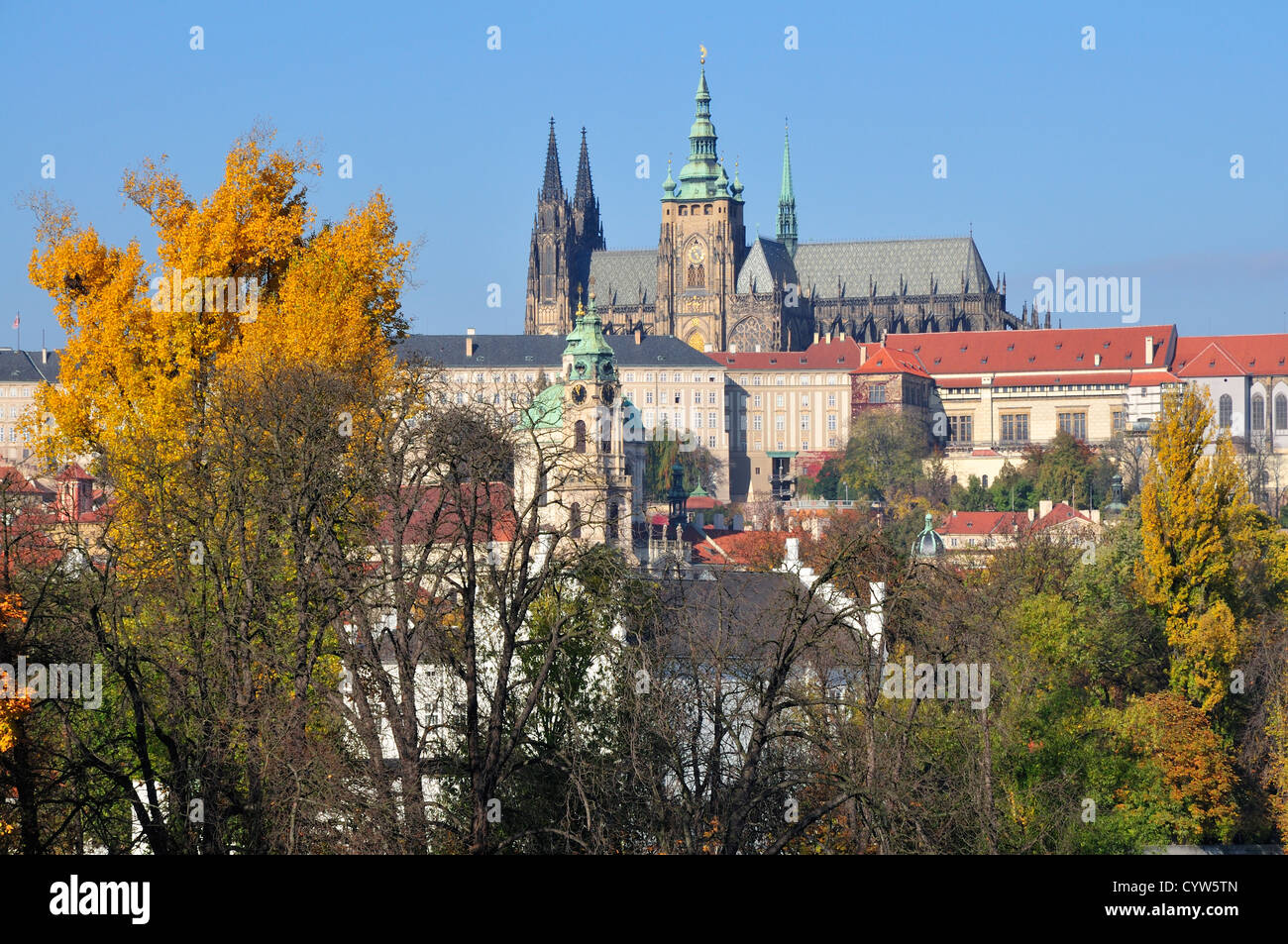 Prag, Tschechische Republik. Burg und St. Vitus Cathedral im Herbst Stockfoto