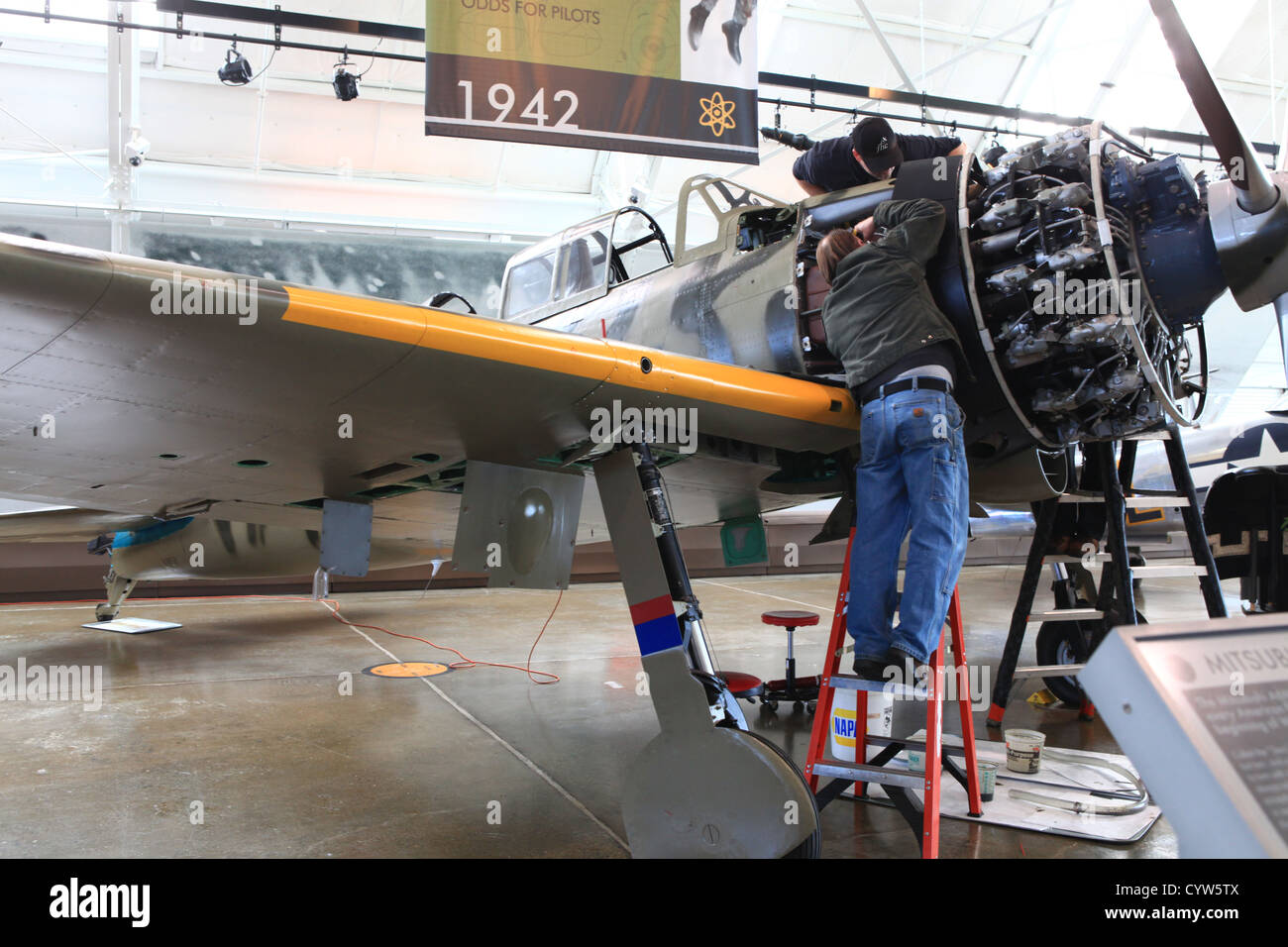 Geplante Wartungsarbeiten auf einem Mitsubishi A6M3-22 Reisen in die Flying Heritage Collection im Boeing Werk Mechanik Stockfoto