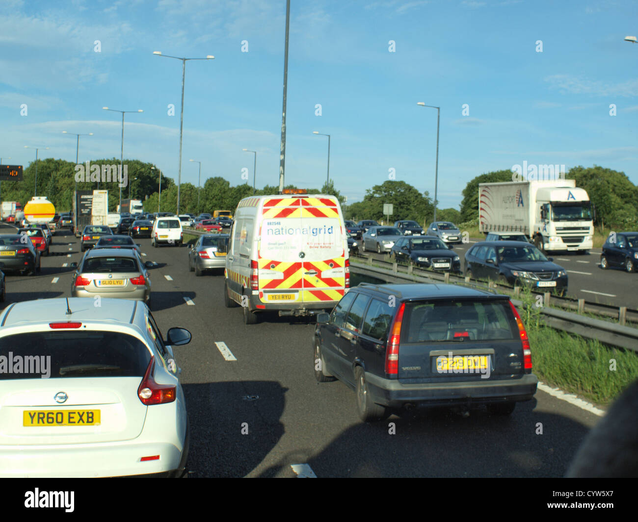 Eine Assemblage von Transportfahrzeug, Handel auf ein Vereinigtes Königreich Autobahn auf dem Weg zu ihrem Bestimmungsort. Stockfoto