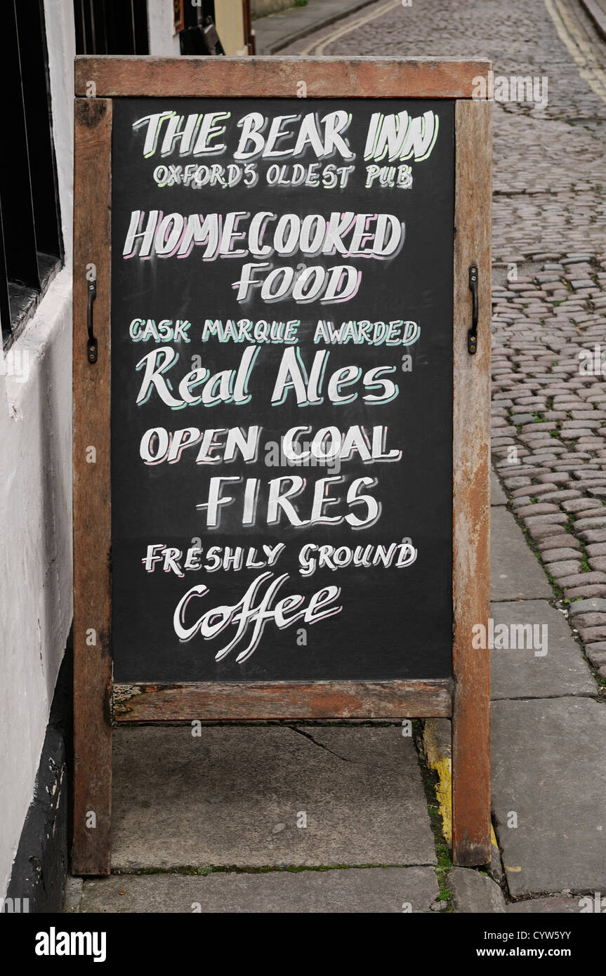 Zeichen außerhalb der Bear Inn Pub, Oxford. Werbung mit hausgemachten Speisen und Real Ale. Vereinigtes Königreich. Stockfoto
