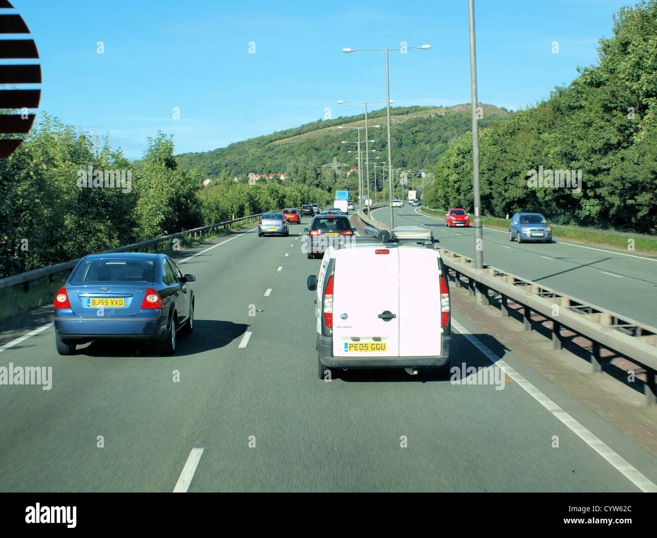 Eine Assemblage von Transportfahrzeugen, Handel auf ein Vereinigtes Königreich Autobahn auf dem Weg zu ihrem Bestimmungsort. Stockfoto