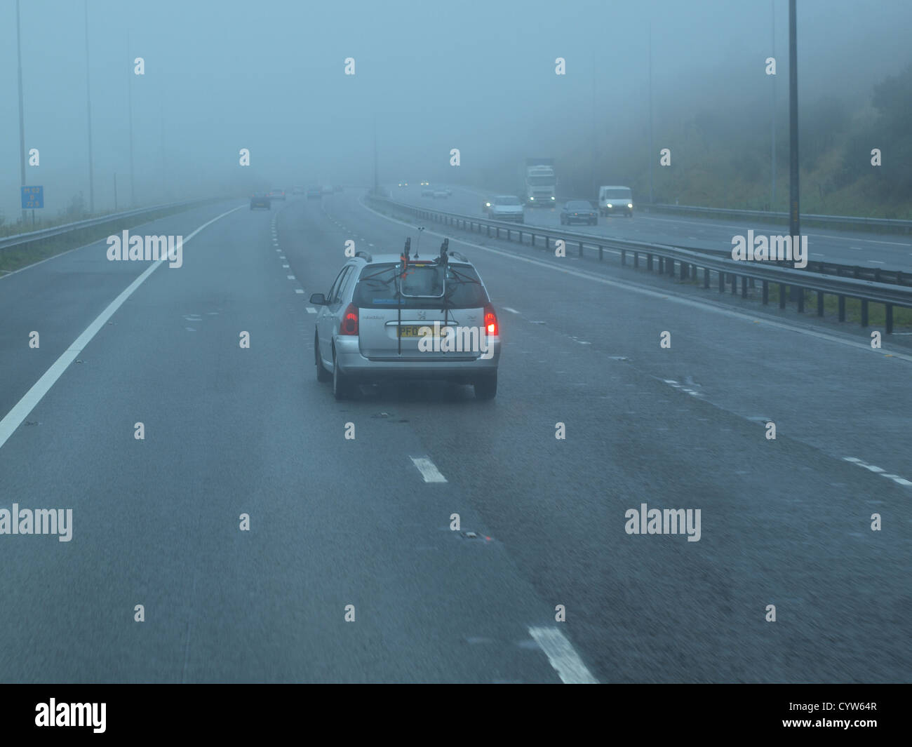 Eine Assemblage von Transportfahrzeugen im Nebel Menschenhandel nach Großbritannien Autobahn im Norden Englands. Stockfoto