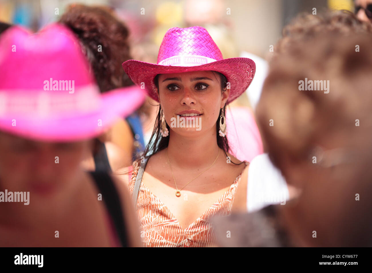 Junge Frau in Calle Marques de Larios, Malaga, Spanien während der Feria. Stockfoto