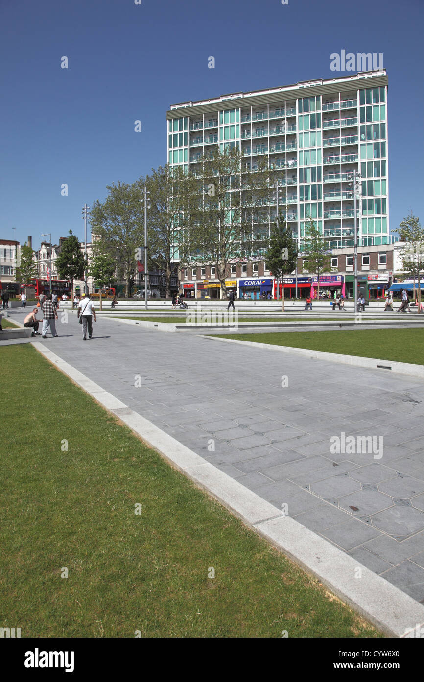 General Gordon Ort, Woolwich, UK. Einen modernen, gepflegten Stadtplatz mit breiten Bürgersteigen, Gräser und Apartment block hinter. Stockfoto