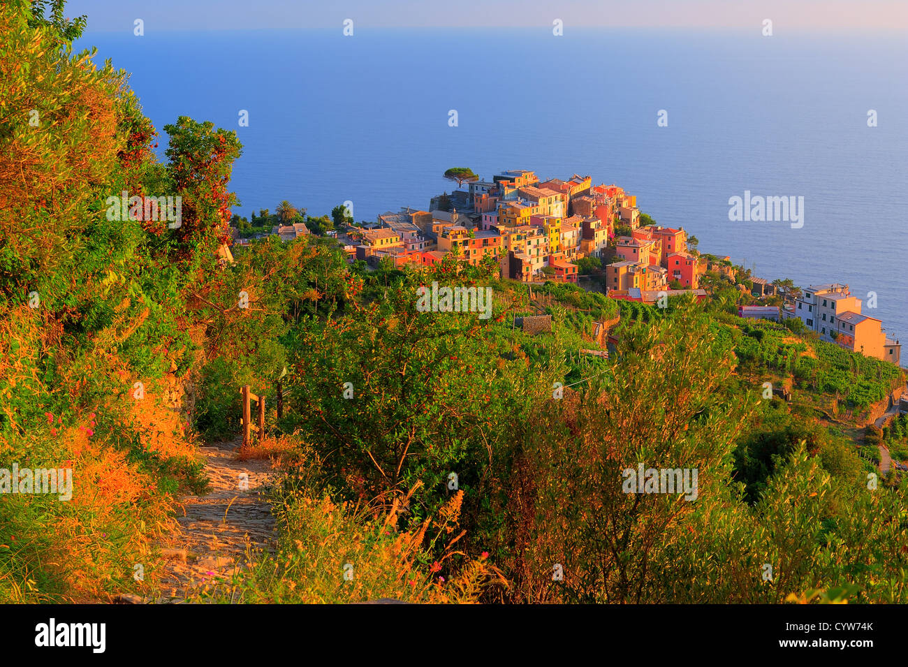 Italienisches Dorf Corniglia in wunderbaren Sonnenuntergang Strahlen Stockfoto