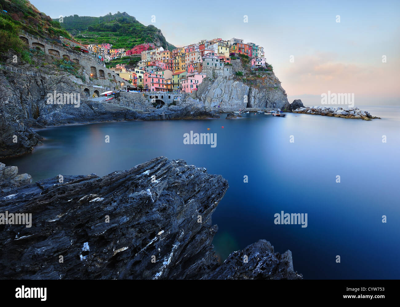 Heitere Landschaft mit italienischen Dorf Manarola bei Tagesanbruch Stockfoto