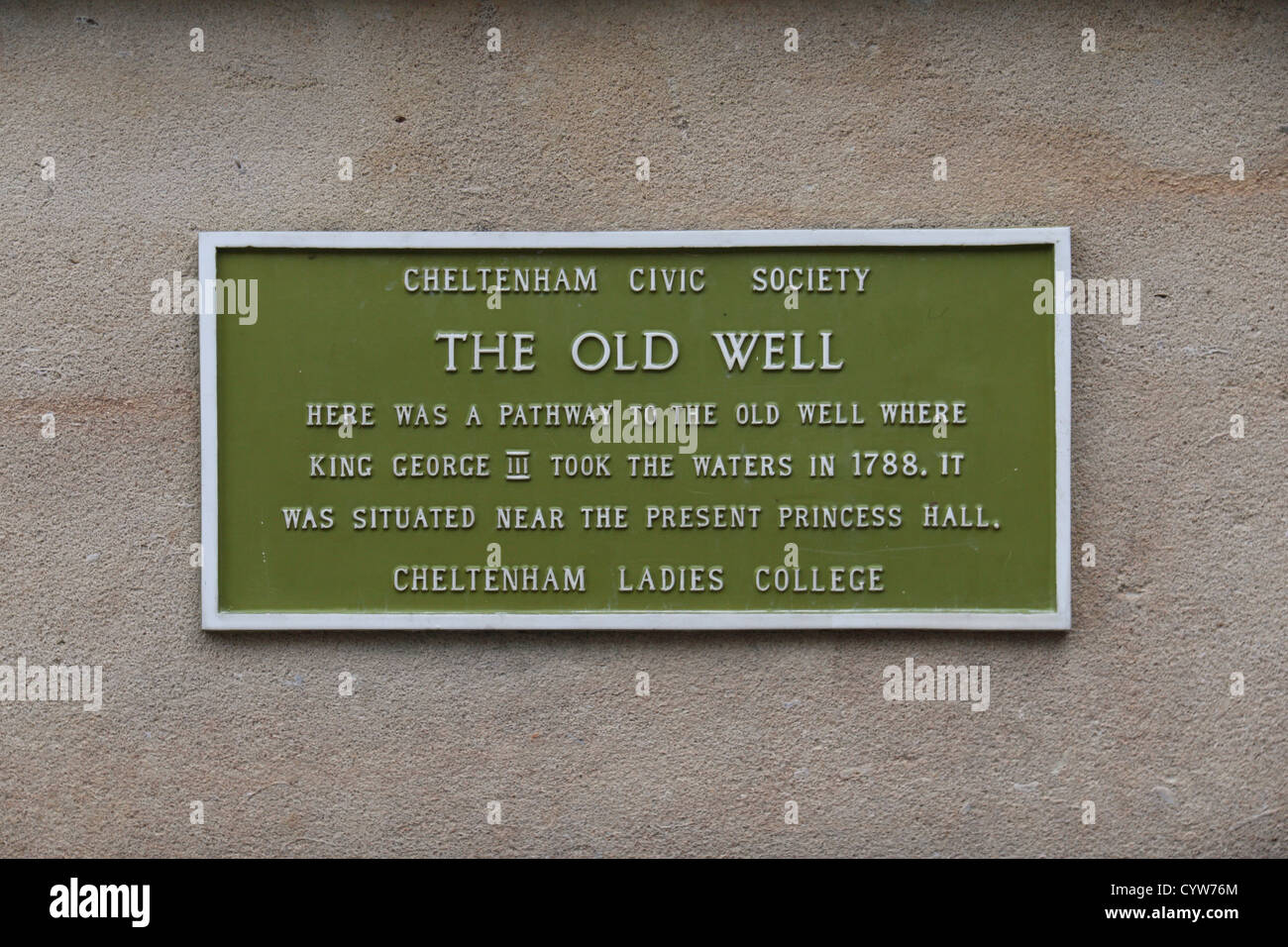 Gedenktafel für The Old Well vor dem Eingang zum Cheltenham Ladies' College in Cheltenham, Gloucestershire, UK. Stockfoto