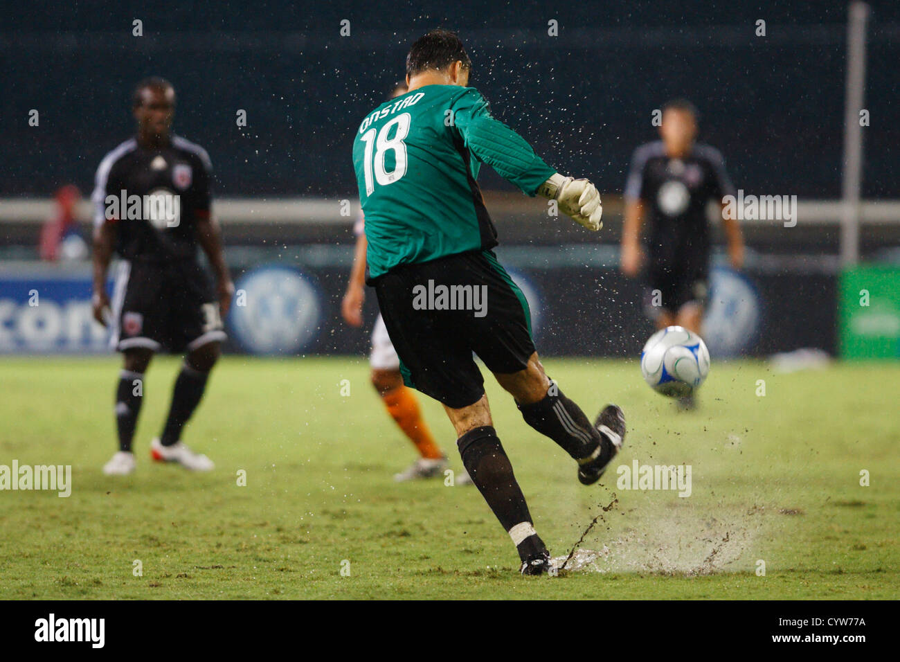 WASHINGTON, DC - 23. JULI: Torhüter Pat Onstad von Houston Dynamo klärt den Ball während des Major League-Fußballspiels gegen DC United im RFK Stadium am 23. Juli 2008 in Washington, DC. Nur zur redaktionellen Verwendung. Kommerzielle Nutzung verboten. (Foto: Jonathan Paul Larsen / Diadem Images) Stockfoto