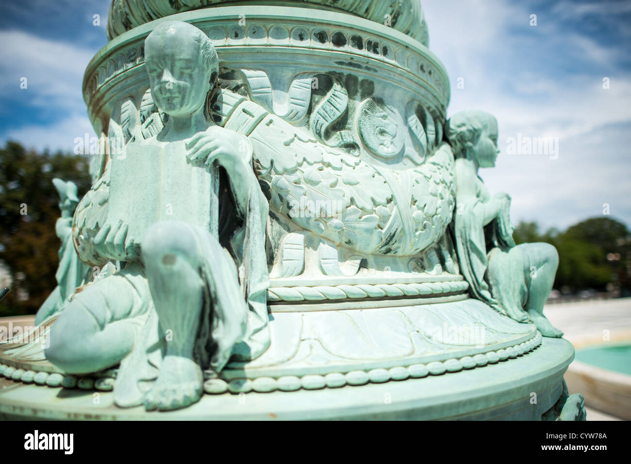 WASHINGTON DC, USA - Höchstes Gericht Flag Pole Skulptur. Dekorative Skulpturen von Putten, die Symbolik im Zusammenhang mit Gerechtigkeit auf der Basis eines der fahnenmasten stehen auf der Plaza vor dem Obersten Gerichtshof der Vereinigten Staaten, Gebäude auf dem Capitol Hill. Stockfoto