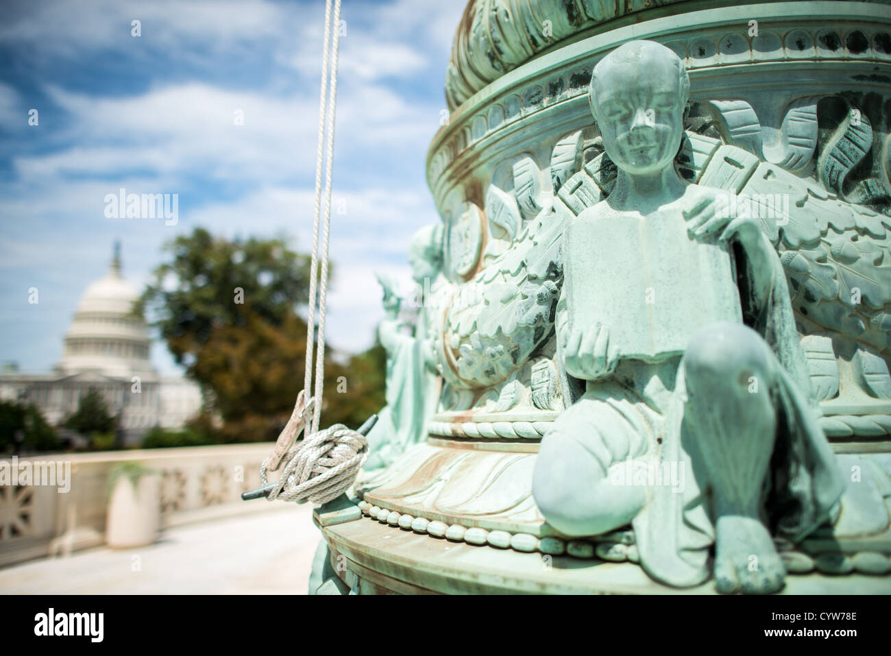 WASHINGTON DC, USA - Höchstes Gericht Flag Pole Skulptur mit Capitol Dome. Dekorative Skulpturen auf der Basis eines der fahnenmasten stehen auf der Plaza vor dem Obersten Gerichtshof der Vereinigten Staaten, Gebäude auf dem Capitol Hill. Im Hintergrund, in der Frame links, ist die US-Kapitol Kuppel. Stockfoto