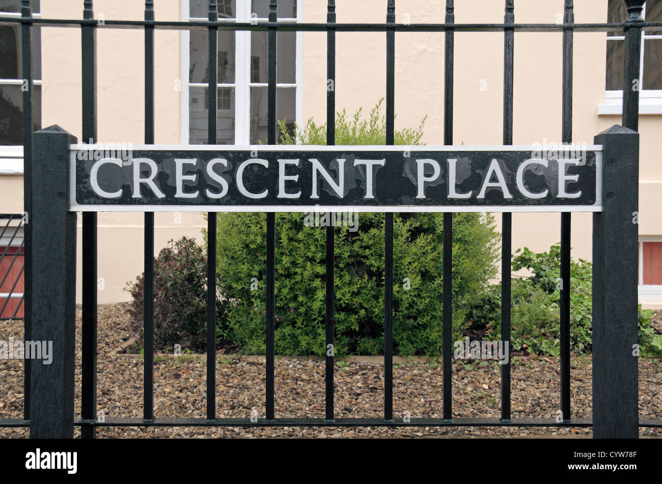 Verkehrszeichen für Crescent Place in Cheltenham, Gloucestershire, England. Stockfoto