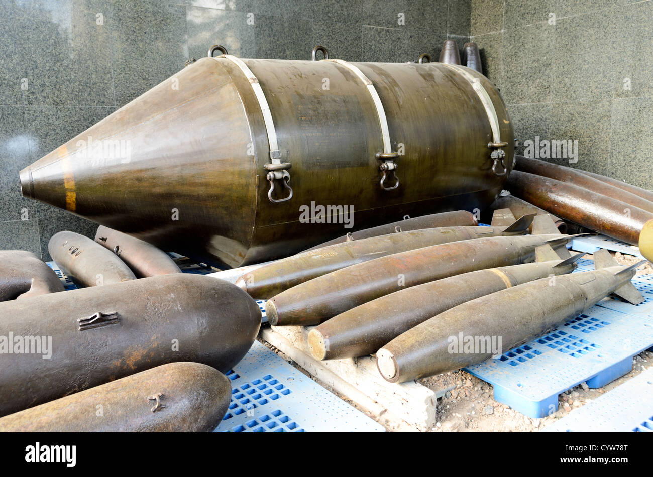 HO-CHI-MINH-STADT, Vietnam — Eine Sammlung großer, nicht explodierter Kampfmittel, darunter Bomben und Raketen aus der Vietnamkriegszeit, ist im war Remnants Museum ausgestellt. Die militärischen Artefakte dienen als historische Dokumentation der Luftkriegsführung während des Konflikts. Das Museum bewahrt diese Beispiele nicht explodierter Kampfmittel als Teil seiner Dauerausstellung auf. Stockfoto