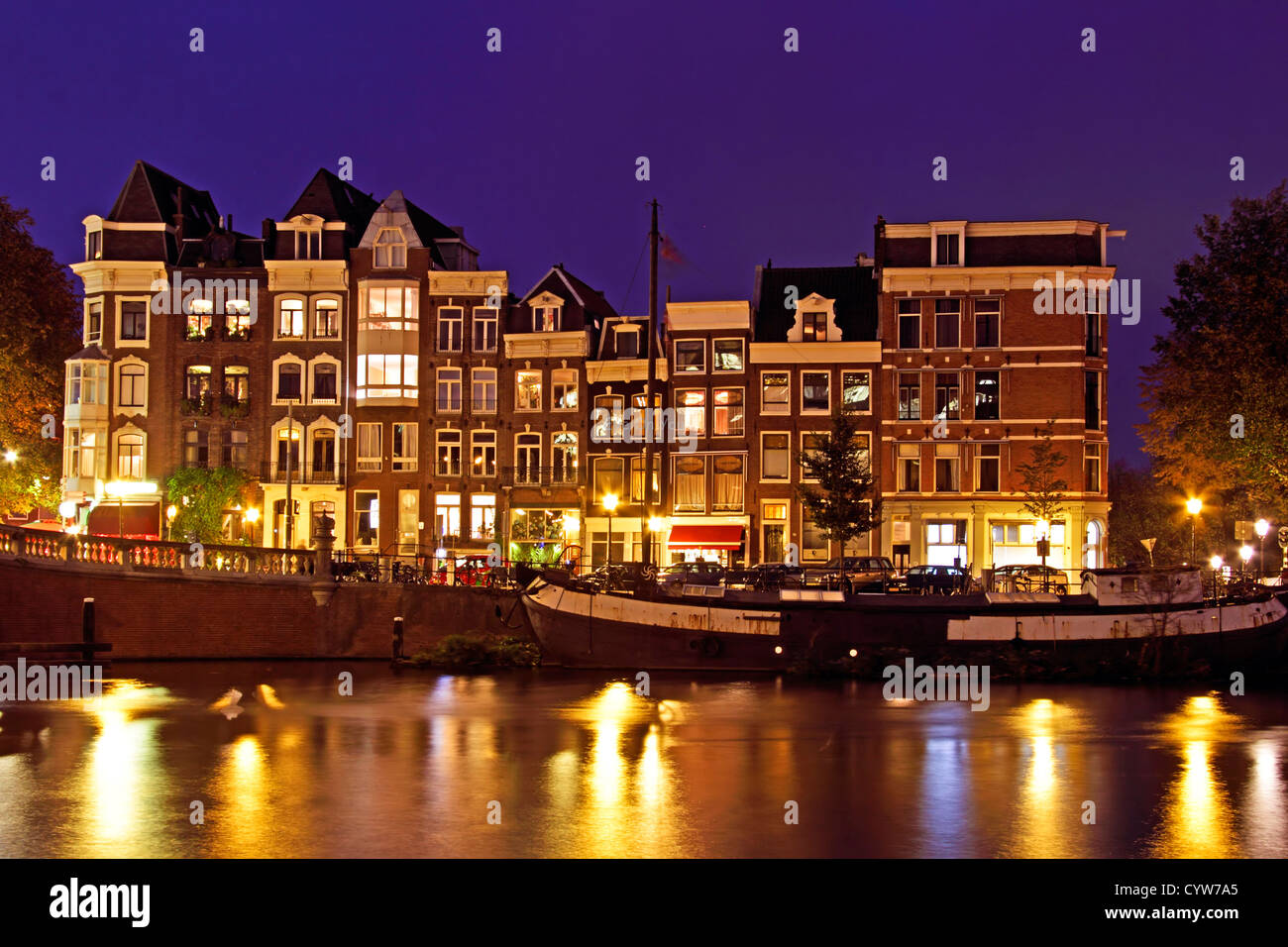 Mittelalterlichen Häusern an der Amstel in Amsterdam Niederlande in der Nacht Stockfoto