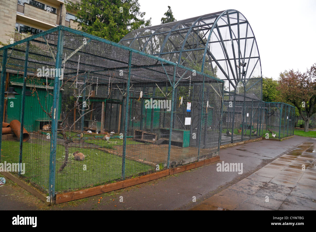 Die ungewöhnliche Voliere und Tierkäfige Pittville Park, Cheltenham, Gloucestershire, England. Stockfoto