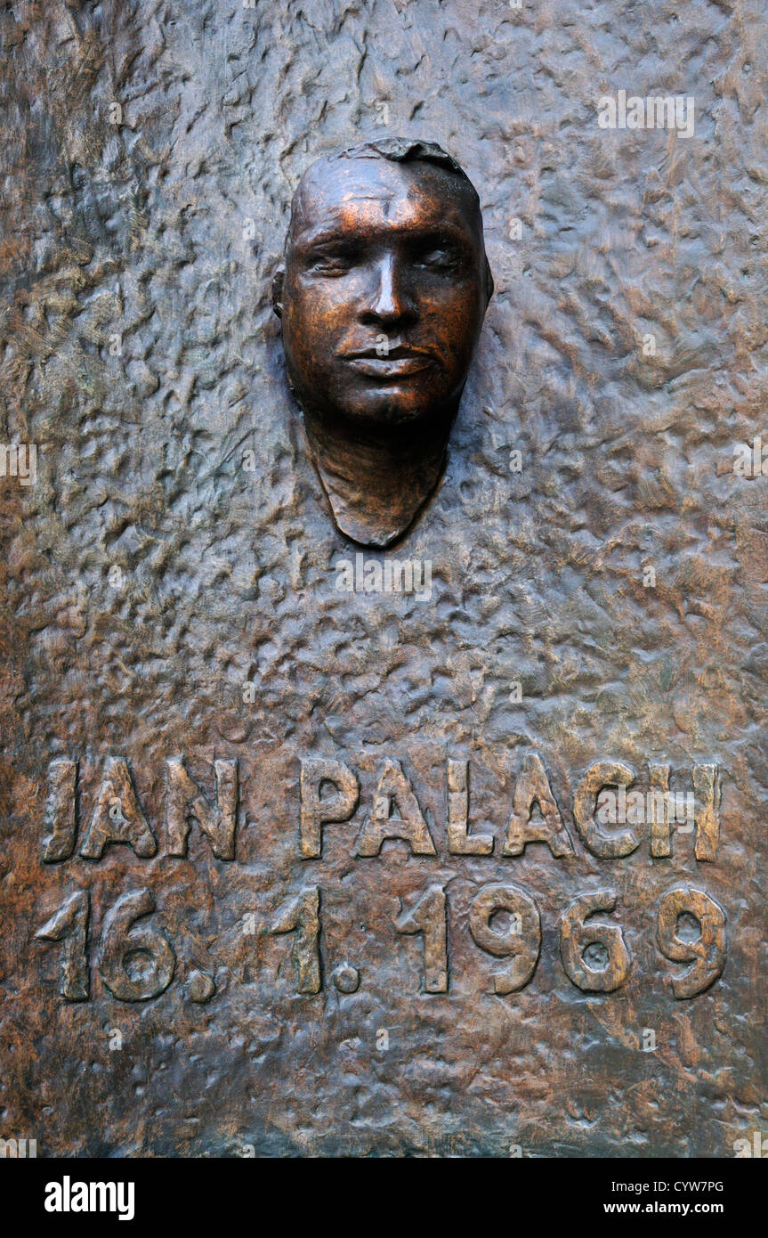 Prag, Tschechische Republik. Denkmal für Jan Palach hergestellt aus seine Totenmaske in Namesti Jana Palacha / Jan-Palach-Platz Stockfoto