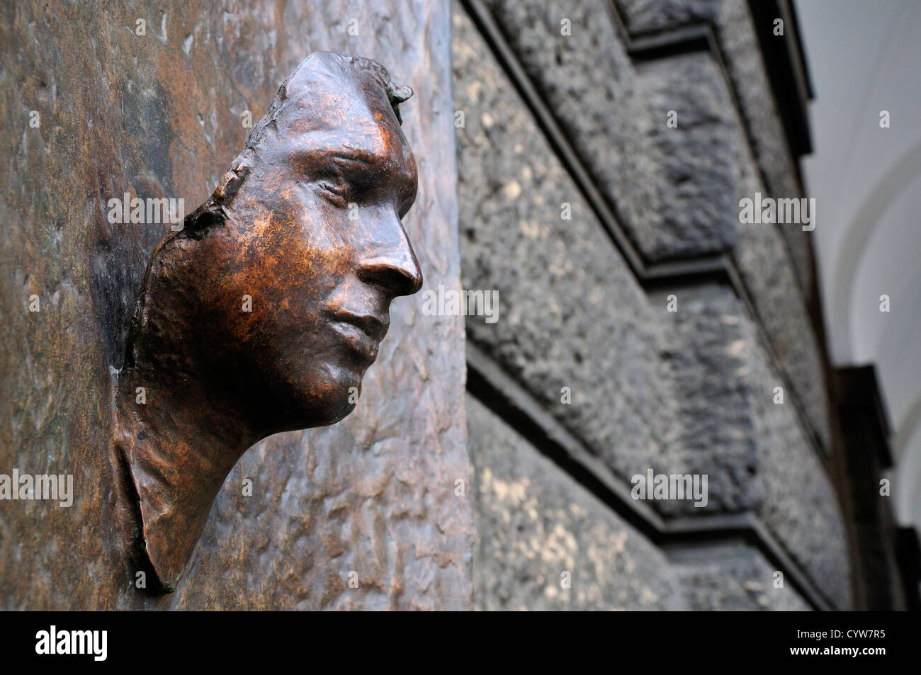 Prag, Tschechische Republik. Denkmal für Jan Palach hergestellt aus seine Totenmaske in Namesti Jana Palacha / Jan-Palach-Platz Stockfoto