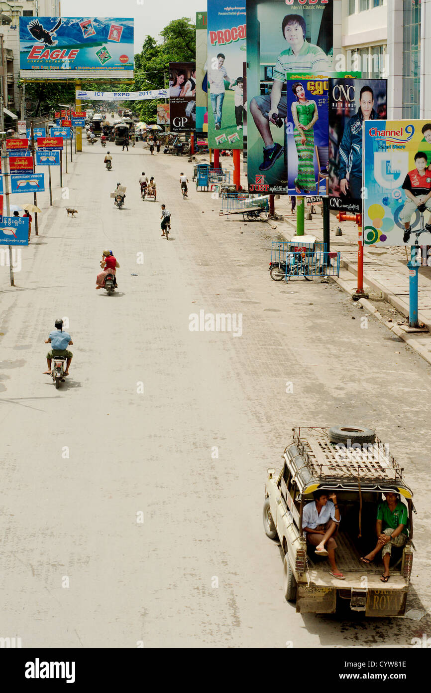 Leere Avenue im Zentrum von Mandalay Stockfoto