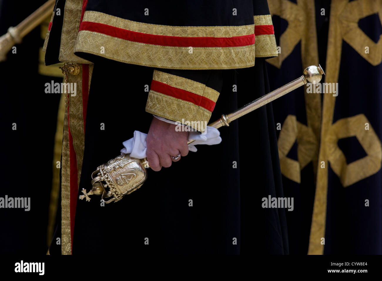 Ein Beadle Mace-bearer aus der City of London besitzt eine zeremonielle Streitkolben in der Beuge seines linken Armes während der jährlichen Oberbürgermeister die Show. Stockfoto