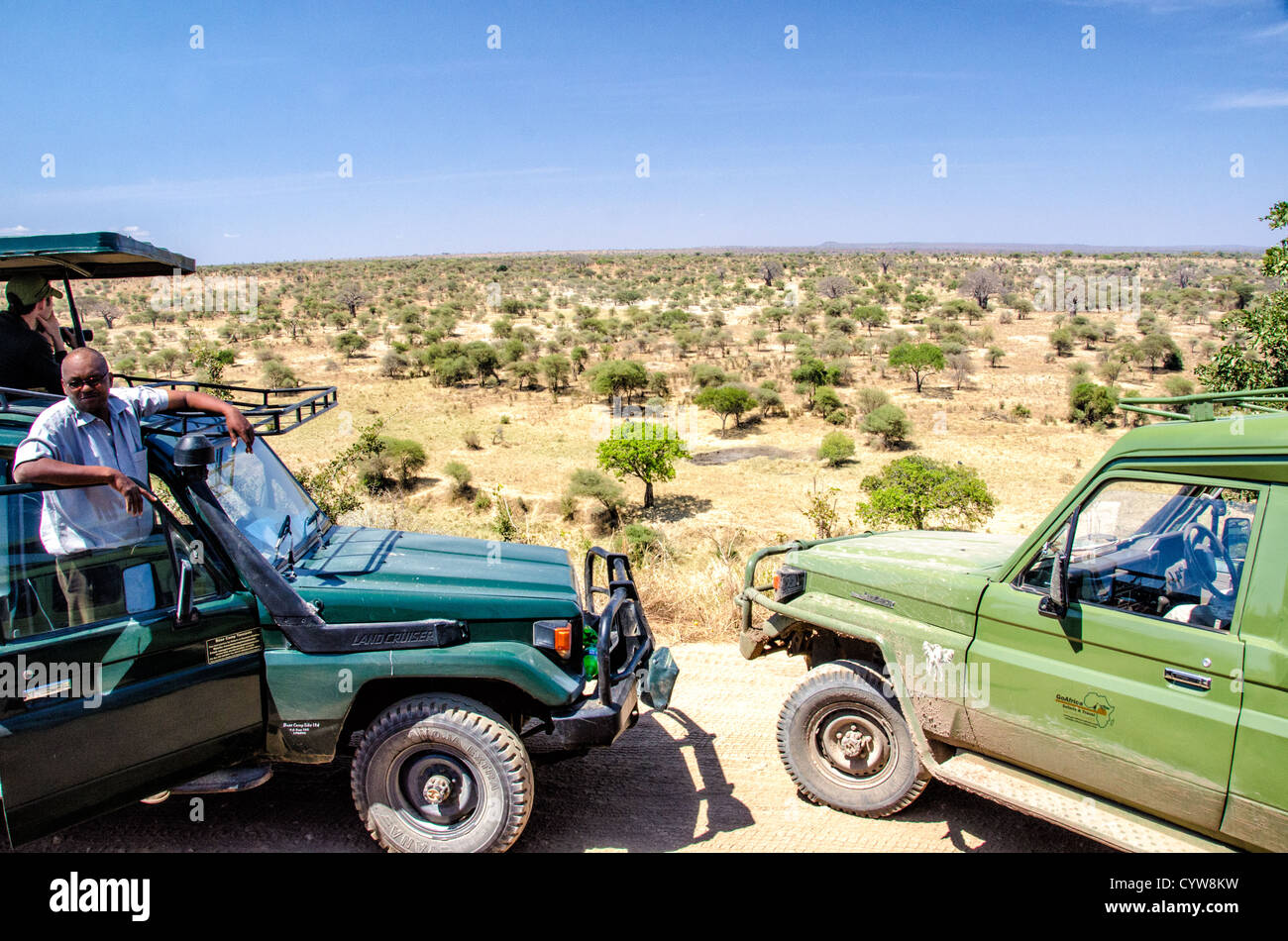 TARANGIRE-NATIONALPARK, Tansania – Autos halten an, um die Aussicht auf den Tarangire-Nationalpark im Norden Tansanias zu bewundern, nicht weit vom Ngorongoro-Krater und der Serengeti entfernt. Stockfoto