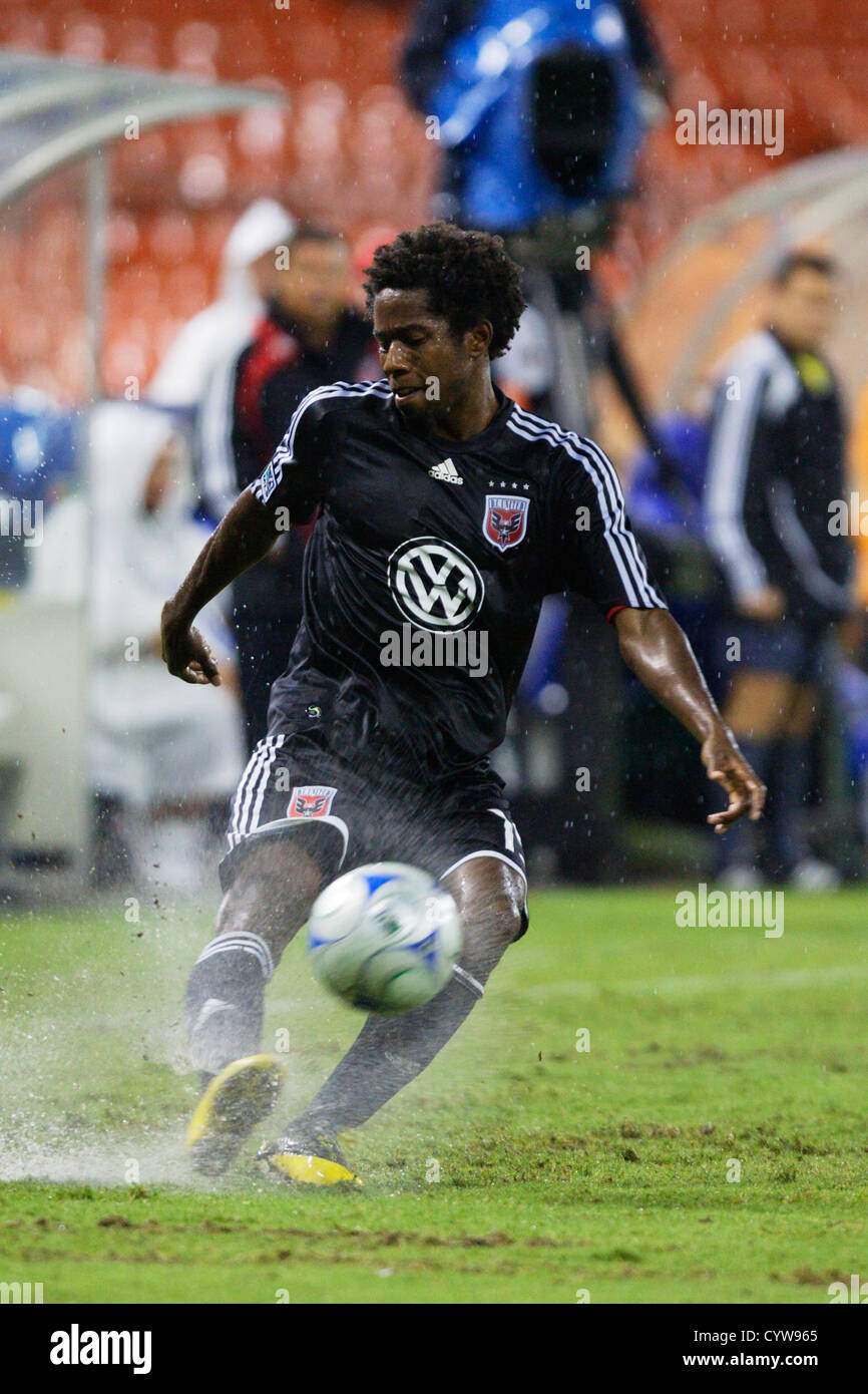 Clyde Simms von DC United kickt den Ball bei einem Major-League-Fußballspiel gegen Houston Dynamo Stadium RFK. Stockfoto