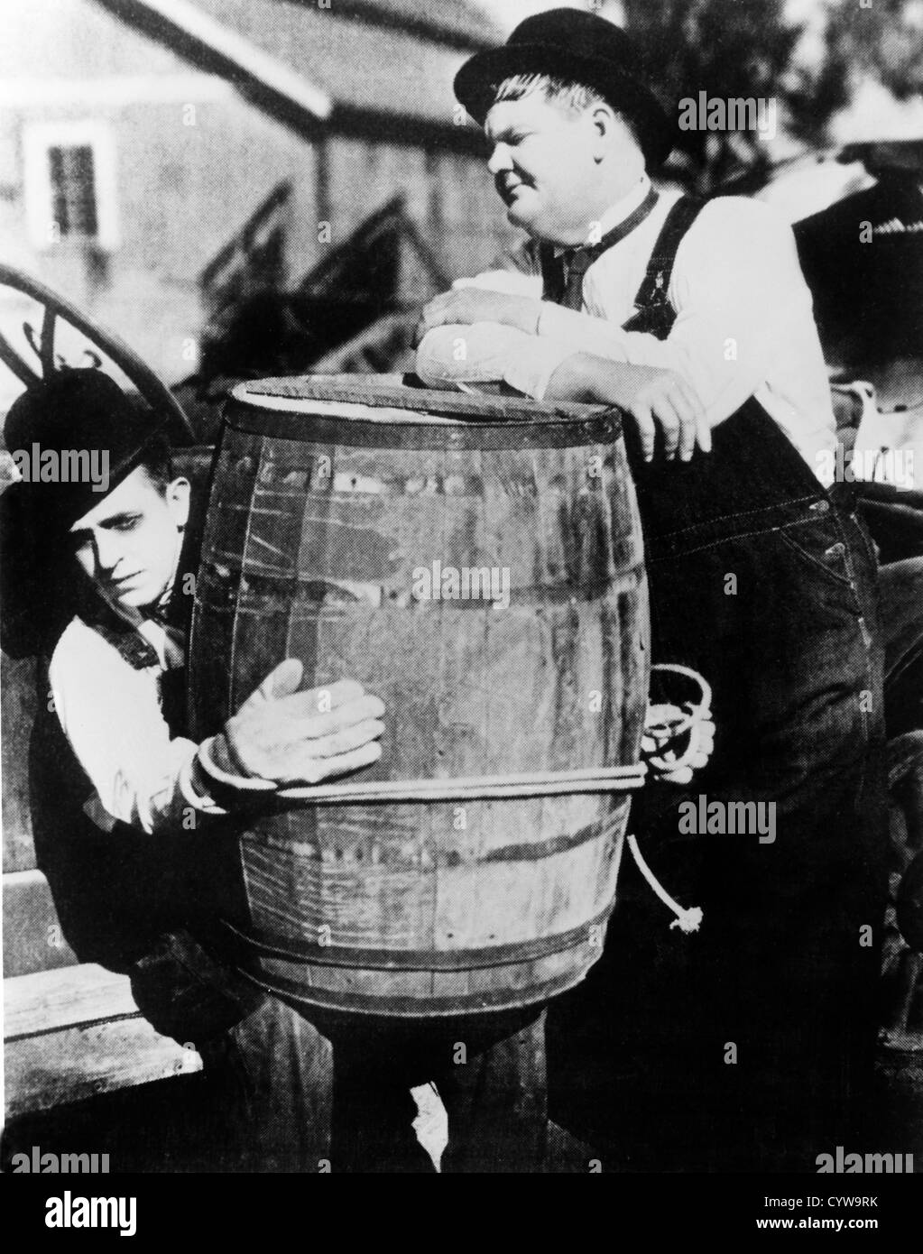 ABGESCHLEPPT IN EIN LOCH (1932) STAN LAUREL, OLIVER HARDY, GEORGE MARSHALL (DIR) TIAH 002 MOVIESTORE SAMMLUNG LTD Stockfoto