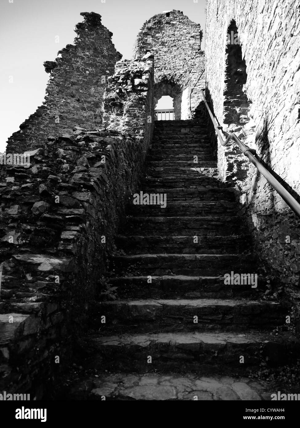 Restormel Castle, Cornwall, England. VEREINIGTES KÖNIGREICH. Schwarz und weiß. Stockfoto