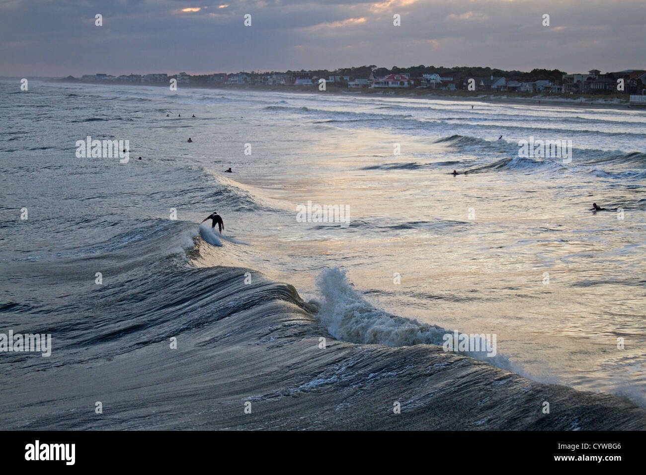 Surfer Surfen Wellen von Hurrikan Sandy aus Folly Beach, South Carlina, USA, am 25. Oktober 2012 Stockfoto