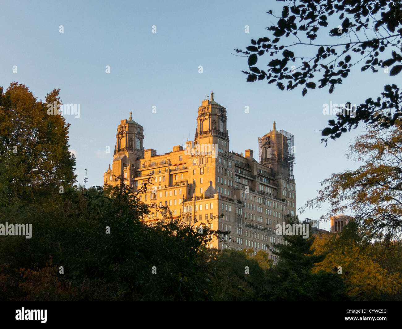 Blick auf The Beresford, 211 Central Park West, zwischen der 81. und 82. Straße vom Central Park, Manhattan, New York City, USA Stockfoto