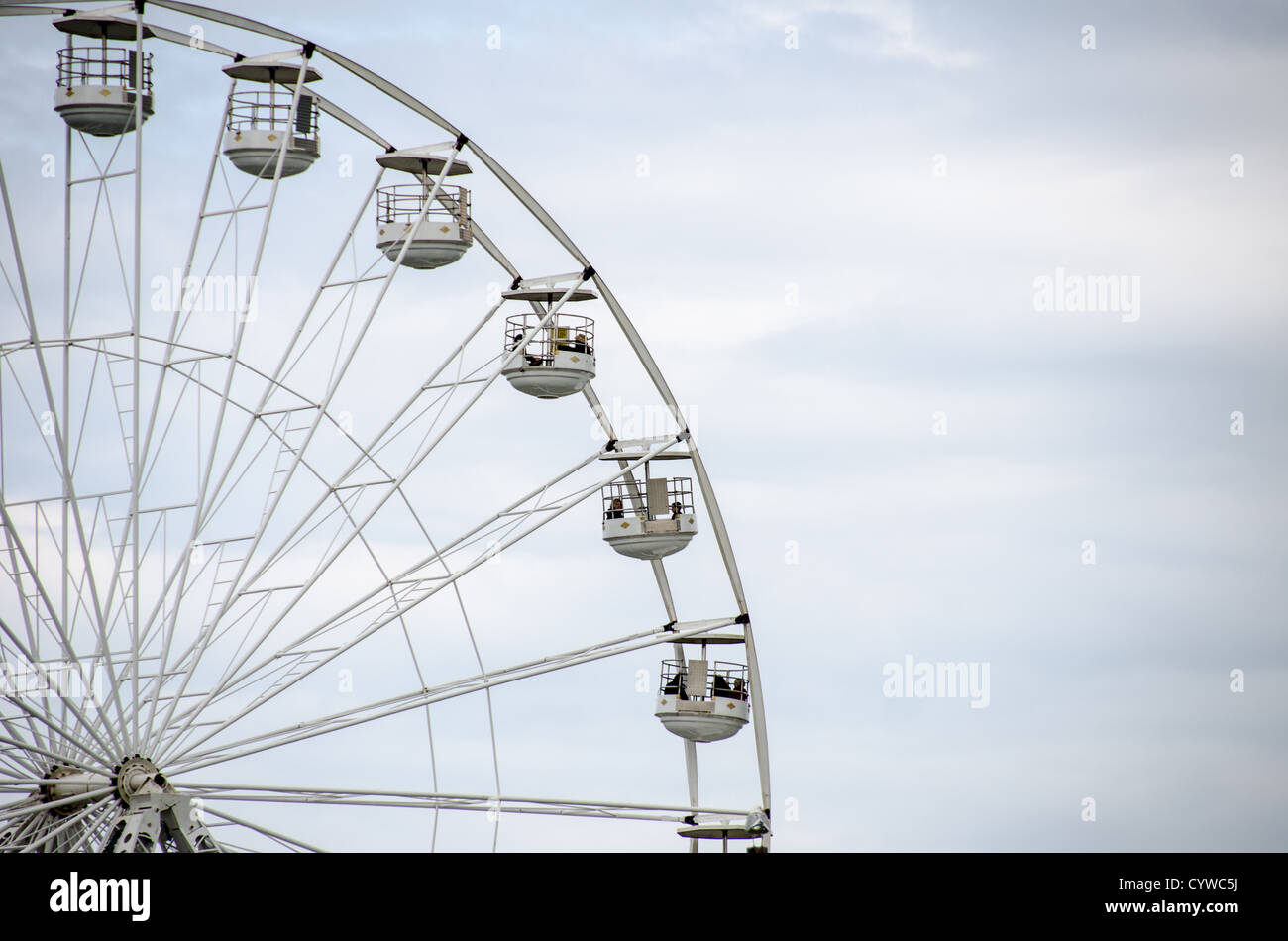 BEAUMARIS, Anglesey, Wales – Ein Riesenrad ragt über Beaumaris, einer Küstenstadt auf der Insel Anglesey in Nordwales. Die Attraktion bietet Besuchern einen erhöhten Blick auf die Stadt und die umliegende Küstenlandschaft. Beaumaris liegt an der Ostküste von Anglesey gegenüber der Menai-Straße, die die Insel vom Festland von Wales trennt. Die Stadt ist bekannt für ihre mittelalterliche Burg, die Ende des 13. Jahrhunderts als Teil der Eroberung von Wales durch Eduard I. erbaut wurde. Anglesey, verbunden mit dem walisischen Festland durch die Menai Suspension Bridge und Britannia Bridge, ist ein beliebtes Reiseziel Stockfoto