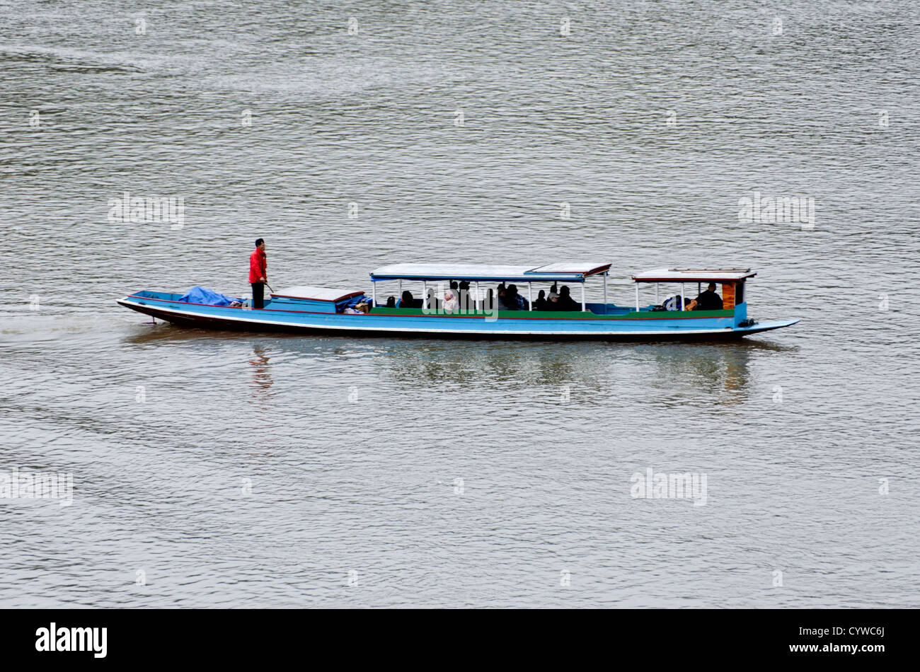 NONG KHIAW, Laos - eine schnelle Passagierschiff fährt jetzt den Nam Ou Fluss (OU) in Nong Khiaw im Norden von Laos. Stockfoto