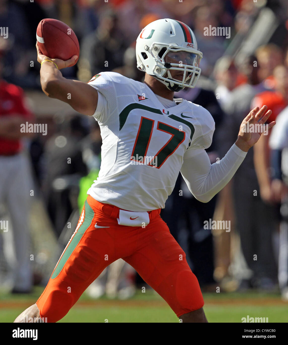 10. November 2012 - Charlottesville, Virginia, USA - Miami Hurricanes Quarterback Stephen Morris (17) wirft den Ball während des Spiels gegen Virginia im Scott Stadium in Charlottesville, VA. Virginia gewann 41-40. (Kredit-Bild: © Andrew Shurtleff/ZUMAPRESS.com) Stockfoto