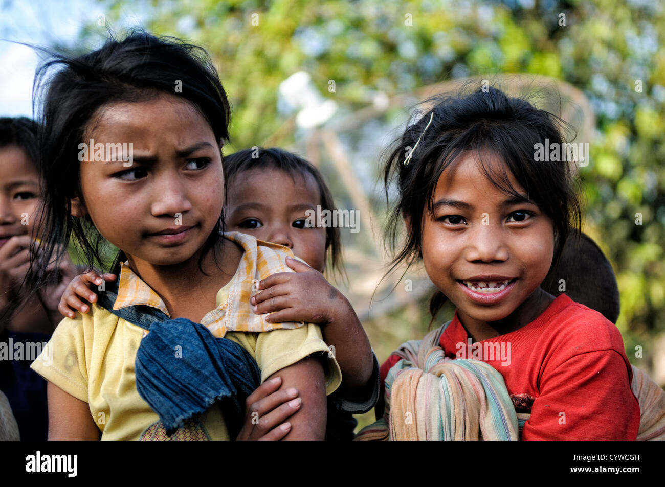 LUANG NAMTHA, Laos – Dorfkinder aus einer ländlichen Gemeinde in der Provinz Luang Namtha im Norden Laos. Ihre Präsenz bietet einen Einblick in das tägliche Leben und die Kindheitserlebnisse in dieser abgelegenen, kulturell vielfältigen Region des Landes. Stockfoto