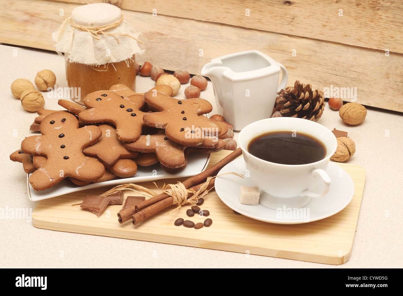 Lebkuchenmann und eine Tasse Kaffee Stockfoto