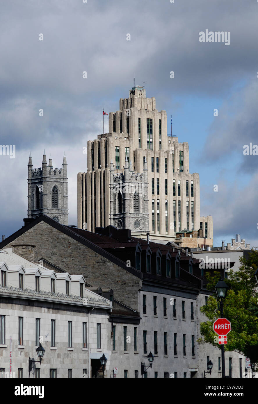 Aldred Gebäude und der Basilika Notre Dame gesehen von Rue De La Commune in Montreal Stockfoto