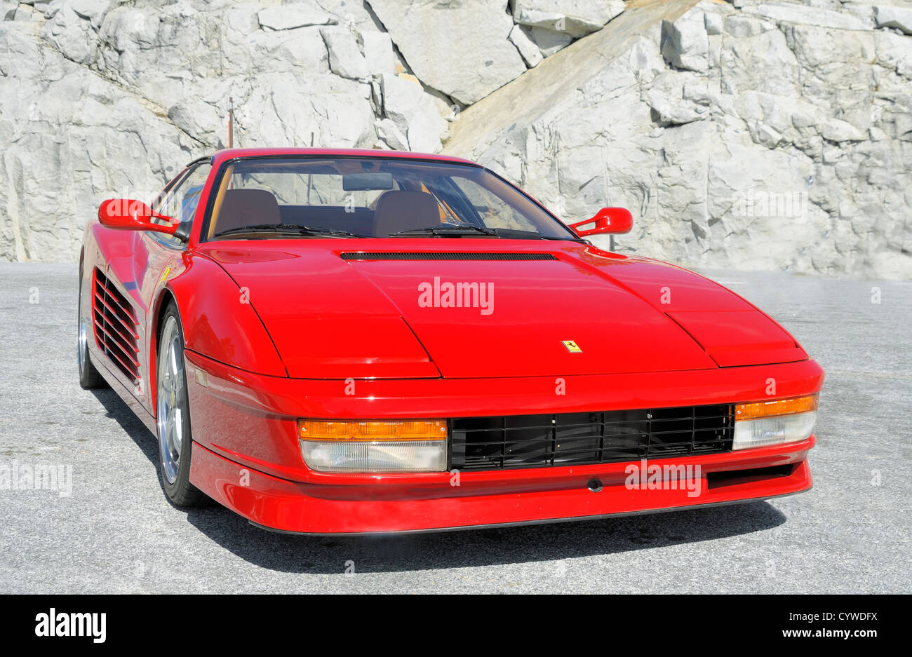 Ein roter Ferrari Testarossa, ein 12-Zylinder-Mittelmotor-Sportwagen. Ursprünglich 1984 produziert, wurden zehntausend Stück verkauft. Stockfoto