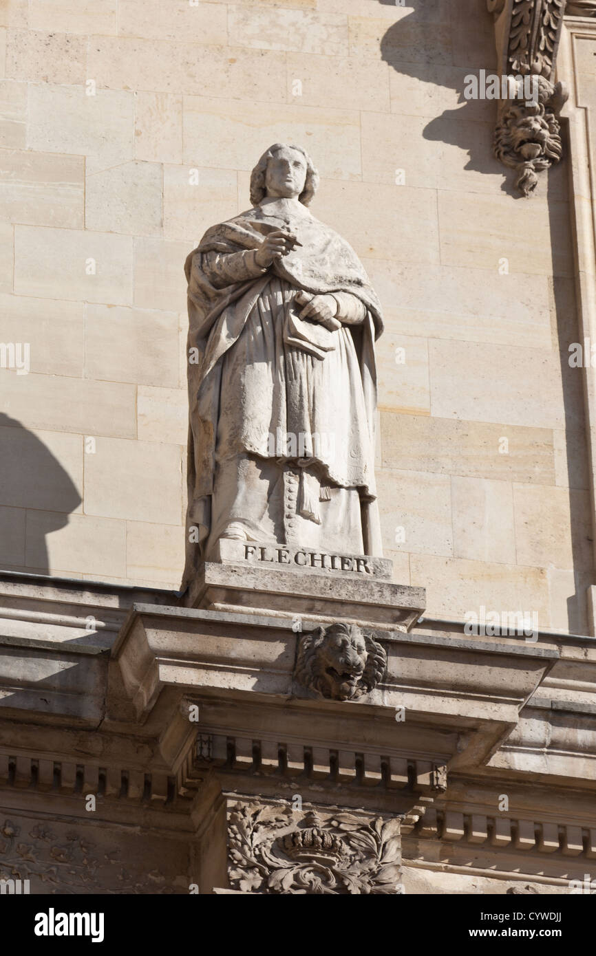 Statue der mittelalterlichen französischen Esprit Fléchier (1632-1710) 17. Jahrhundert Chronik Schriftsteller. Cour Napoleon, Louvre-Museum Stockfoto