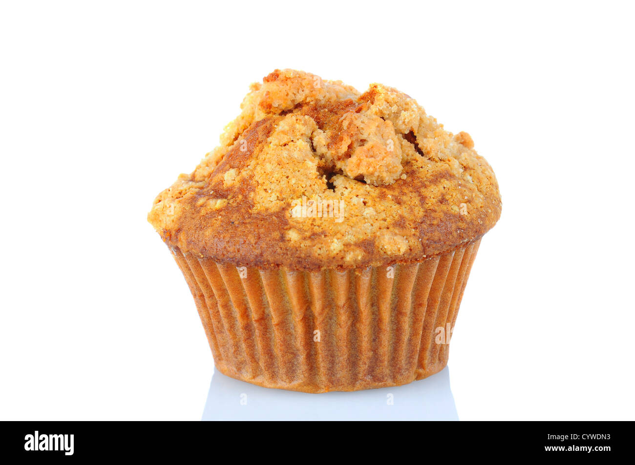 Nahaufnahme von einem Apple Crumb Muffin isoliert auf einem weißen Hintergrund. Stockfoto