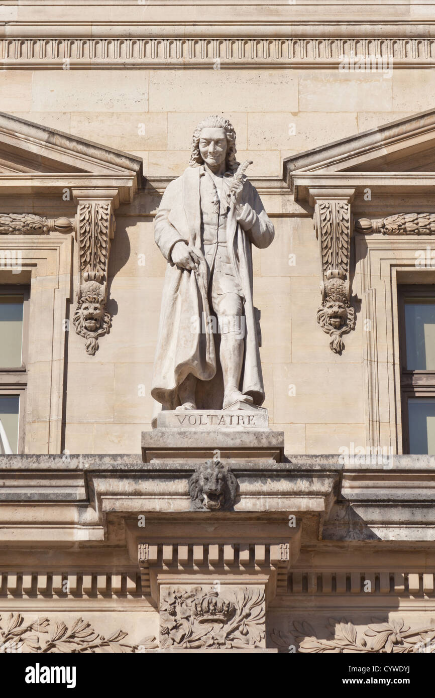 Statue von François-Marie Arouet, bekannt als Voltaire (1694 – 1778), französischer Aufklärer, Schriftsteller und Historiker, Paris Stockfoto